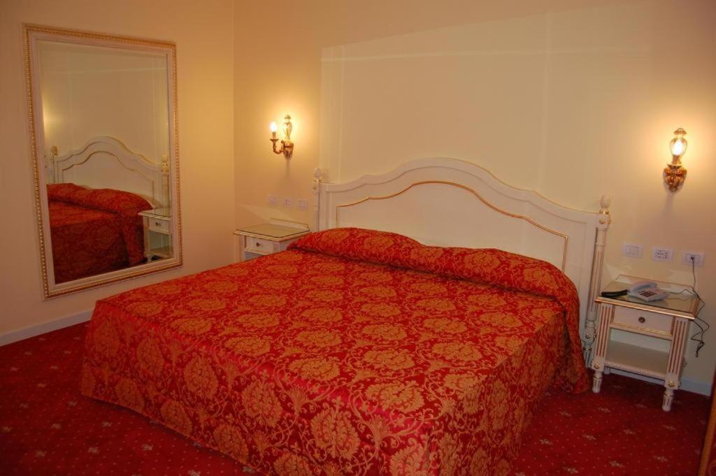 Hotel Motel Gold Calcinate Buitenkant foto