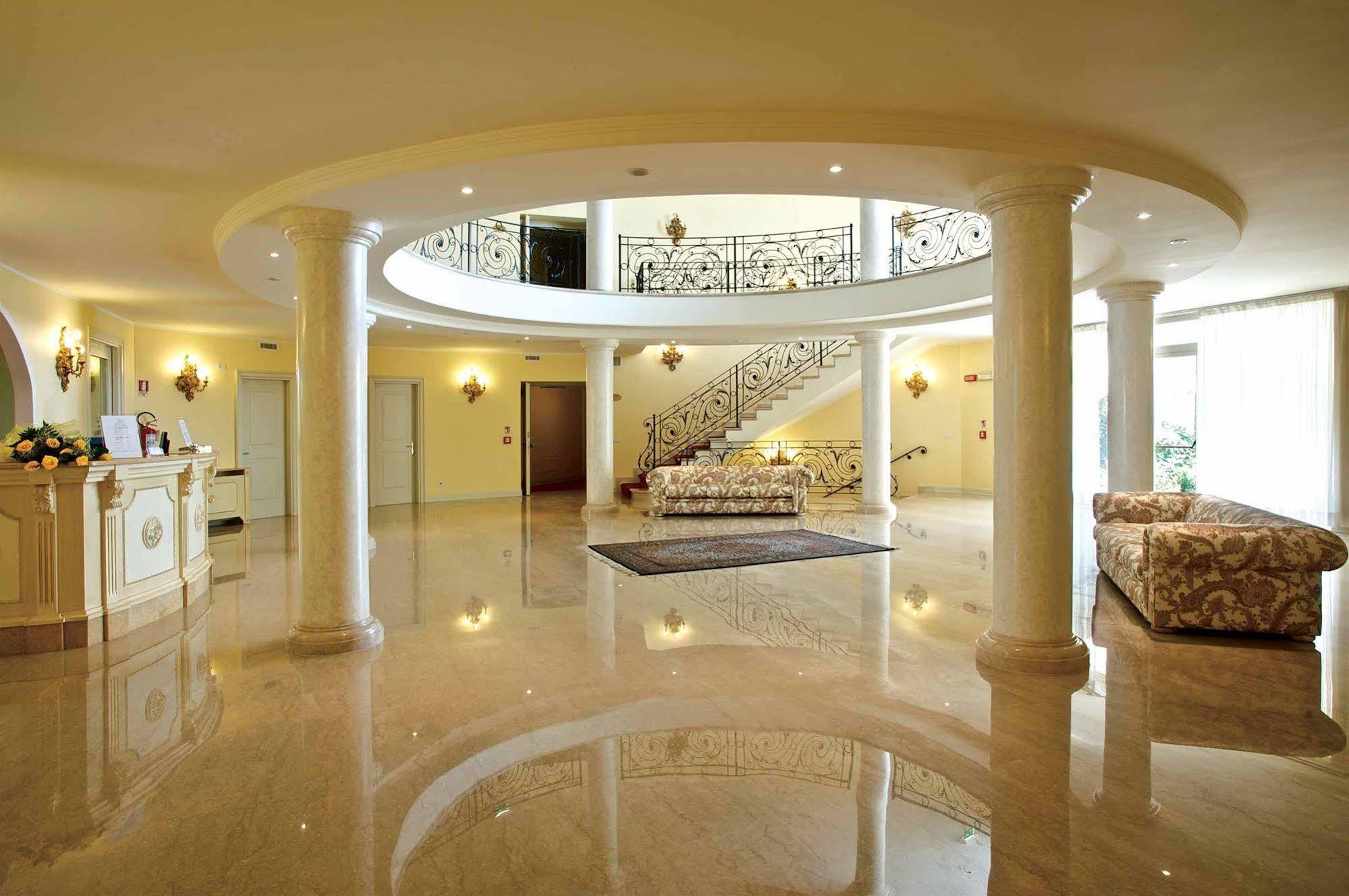 Hotel Motel Gold Calcinate Buitenkant foto