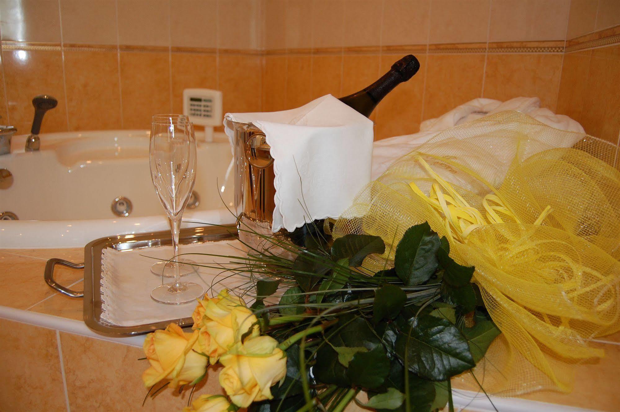 Hotel Motel Gold Calcinate Buitenkant foto