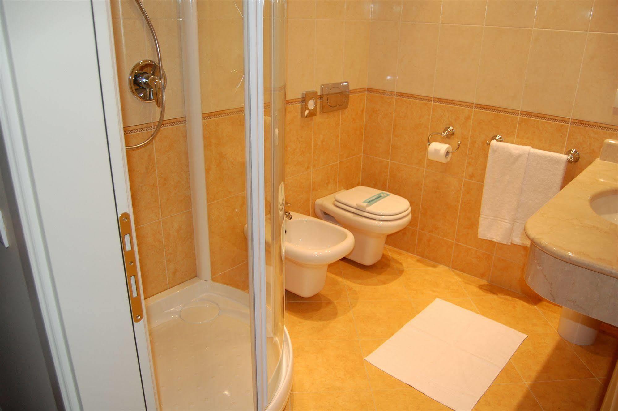 Hotel Motel Gold Calcinate Buitenkant foto
