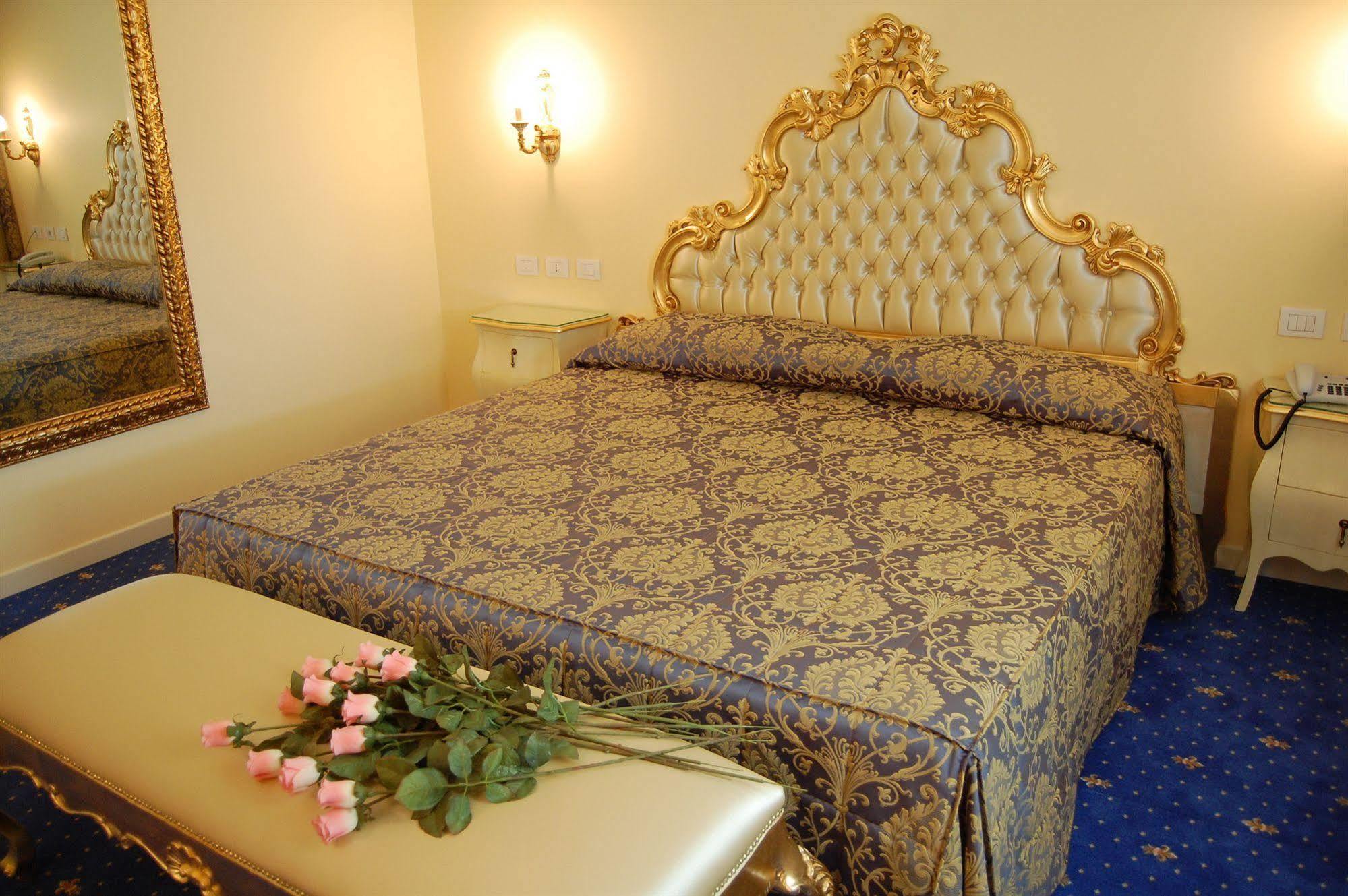 Hotel Motel Gold Calcinate Buitenkant foto